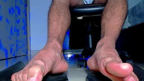 only foot                         worshipers here online show from 09-26-25, 02:37