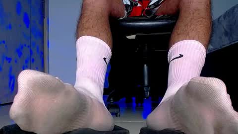 only foot                         worshipers here online show from 09-27-25, 07:02