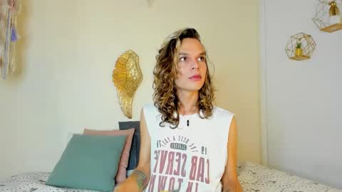 Snapshot of sirphigrant chatting on 10-19-25, 01:56 Sirphi Grant online show from 10-19-25, 01:56
