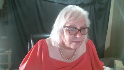 Snapshot of sissydianetx chatting on 12-17-25, 12:38 Sissy Diane online show from 12-17-25, 12:38