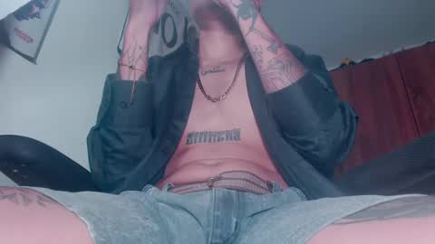 Snapshot of skateboy444 chatting on 05-01-26, 05:45 king online show from 05-01-26, 05:45