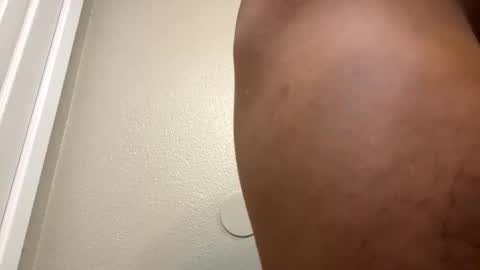 Snapshot of skatedragonfly chatting on 11-26-25, 08:37 inters online show from 11-26-25, 08:37