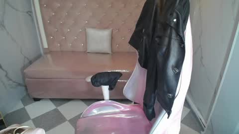 Snapshot of skeler_lovd_b chatting on 05-04-26, 12:23 Skarlet online show from 05-04-26, 12:23