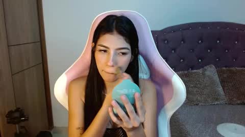 Snapshot of skinny_hailey1 chatting on 03-07-25, 01:07 Hailey online show from 03-07-25, 01:07