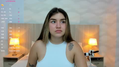 Snapshot of skinny_laura chatting on 06-23-26, 11:08 online show from 06-23-26, 11:08