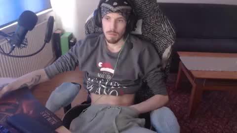 Snapshot of skinnylongd95 chatting on 03-17-26, 01:25 skinnylongd95 online show from 03-17-26, 01:25