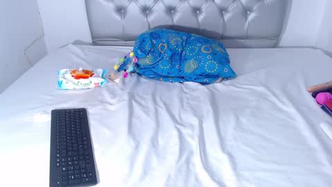 Snapshot of skinnyy_andtight chatting on 12-17-24, 11:27 Alexa online show from 12-17-24, 11:27