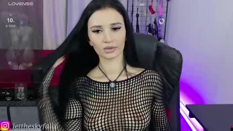 Snapshot of sky011fall chatting on 09-11-25, 09:37 Eliza online show from 09-11-25, 09:37