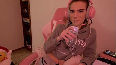 Snapshot of sky4dylancb chatting on 12-01-25, 06:18 Gem online show from 12-01-25, 06:18