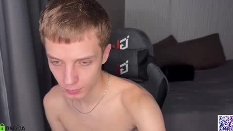 Snapshot of sky_hunter chatting on 10-23-25, 03:00 sky_hunter online show from 10-23-25, 03:00