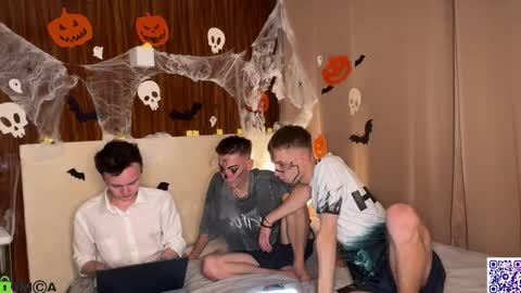 Snapshot of sky_hunter chatting on 10-31-25, 05:58 sky_hunter online show from 10-31-25, 05:58