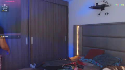 Snapshot of sky_lover_ chatting on 03-12-25, 12:26 Sky online show from 03-12-25, 12:26