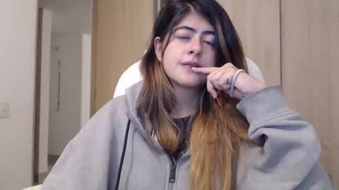 Snapshot of skyler1195 chatting on 03-10-25, 06:49 Skyler online show from 03-10-25, 06:49