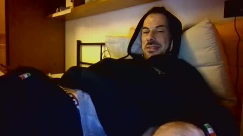 Snapshot of slevin1983 chatting on 02-20-26, 02:41 slevin online show from 02-20-26, 02:41