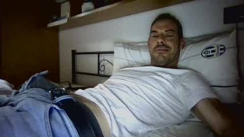 Snapshot of slevin1983 chatting on 07-19-26, 05:22 slevin online show from 07-19-26, 05:22