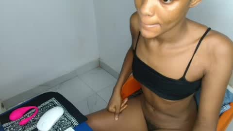 Snapshot of slim_wetpussyy chatting on 07-12-26, 07:10 Bella online show from 07-12-26, 07:10