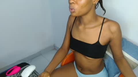 Snapshot of slim_wetpussyy chatting on 07-14-26, 08:14 Bella online show from 07-14-26, 08:14