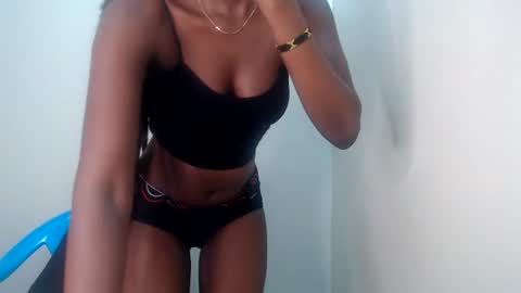 Snapshot of slimmmedium chatting on 07-28-26, 05:03 doreen online show from 07-28-26, 05:03
