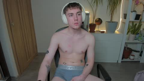 Snapshot of slippery_baby chatting on 01-19-25, 04:25 Mila online show from 01-19-25, 04:25