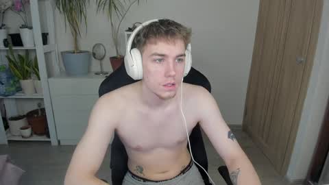 Snapshot of slippery_baby chatting on 01-24-25, 10:00 Mila online show from 01-24-25, 10:00