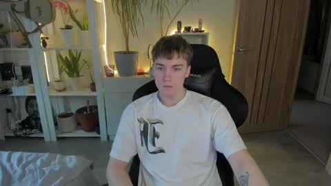 Snapshot of slippery_baby chatting on 02-10-25, 10:53 Mila online show from 02-10-25, 10:53