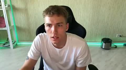 Snapshot of slippery_baby chatting on 06-18-26, 04:00 Mila online show from 06-18-26, 04:00