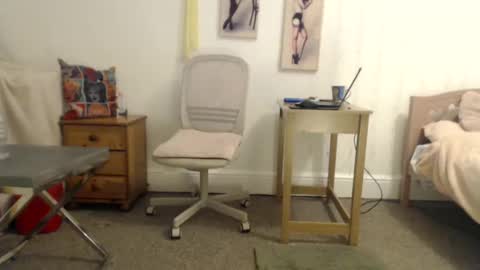 Snapshot of slutsuzy chatting on 01-27-25, 09:44 Slut Suzy online show from 01-27-25, 09:44