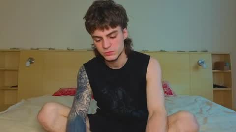 Snapshot of sly_gus chatting on 06-23-26, 02:37 Gus online show from 06-23-26, 02:37