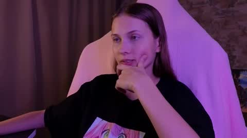 Snapshot of small_emma0 chatting on 01-11-26, 08:14 Emma online show from 01-11-26, 08:14