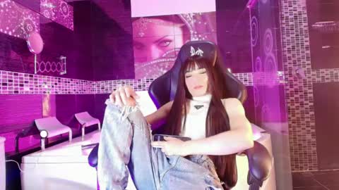Small Hot19 online show from 05-31-26, 09:49