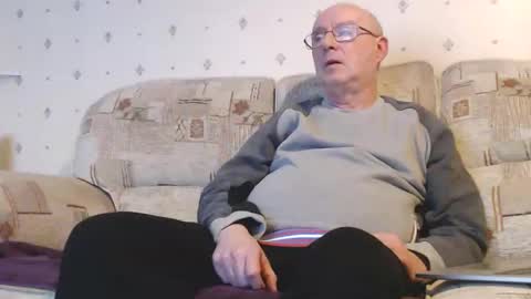 Snapshot of smallsteve562 chatting on 12-30-24, 04:08 Steve online show from 12-30-24, 04:08