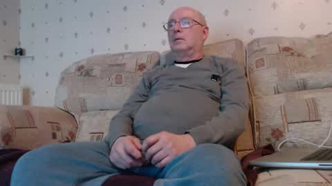 Snapshot of smallsteve562 chatting on 12-21-25, 07:43 Steve online show from 12-21-25, 07:43