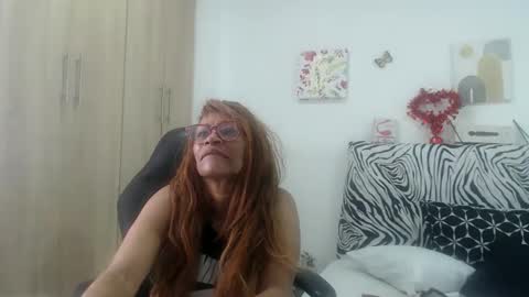 Snapshot of smilet_milf chatting on 05-08-26, 02:22 Smileth online show from 05-08-26, 02:22
