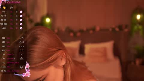 Snapshot of smiley_mia_ chatting on 09-23-25, 05:32 Mia online show from 09-23-25, 05:32