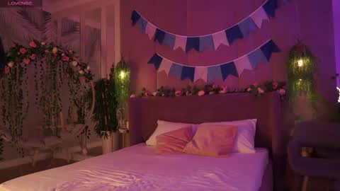 Snapshot of smiley_mia_ chatting on 09-29-25, 05:01 Mia online show from 09-29-25, 05:01