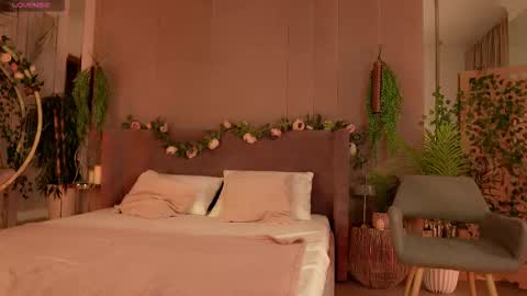 Snapshot of smiley_mia_ chatting on 10-16-25, 05:19 Mia online show from 10-16-25, 05:19