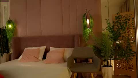 Mia online show from 11-08-25, 05:07