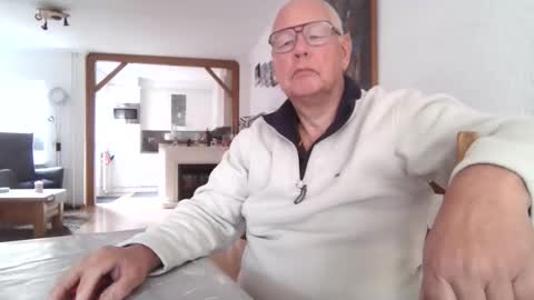 Snapshot of smoothy5460 chatting on 11-24-25, 09:20 smoothy5460 online show from 11-24-25, 09:20