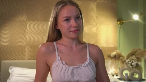 Snapshot of snow_is_falling chatting on 12-04-24, 01:42 Candice Snow online show from 12-04-24, 01:42