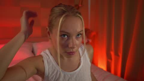 Snapshot of snow_is_falling chatting on 12-19-24, 10:24 Candice Snow online show from 12-19-24, 10:24