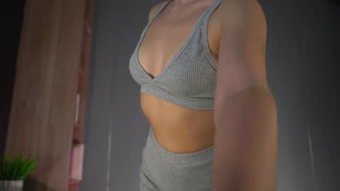 Snapshot of snow_is_falling chatting on 02-04-25, 07:22 Candice Snow online show from 02-04-25, 07:22