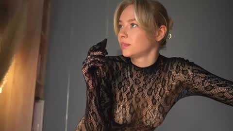 Snapshot of snow_is_falling chatting on 02-19-25, 12:33 Candice Snow online show from 02-19-25, 12:33