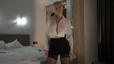 Snapshot of snow_is_falling chatting on 10-14-25, 03:57 Candice Snow online show from 10-14-25, 03:57