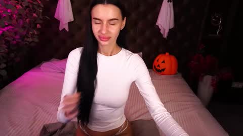 snow_whiteeex online show from 10-31-25, 06:47