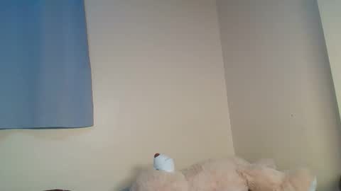 Snapshot of snowie_eyes chatting on 12-17-25, 12:44 Snowie eyes online show from 12-17-25, 12:44