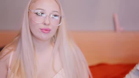 Snapshot of snowyphoenix chatting on 03-16-26, 12:17 Snowy Bubbles online show from 03-16-26, 12:17