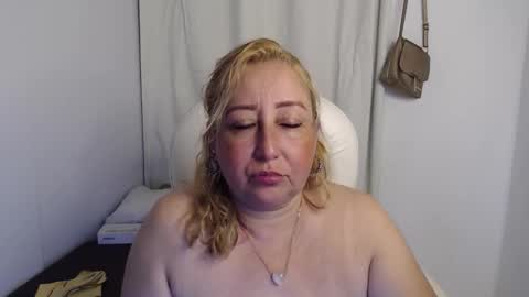 Snapshot of soffi_hott chatting on 10-04-25, 11:03 soffi_hott online show from 10-04-25, 11:03