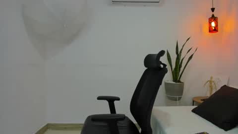 Snapshot of soffiegrey chatting on 11-25-25, 02:00 soffiegrey online show from 11-25-25, 02:00