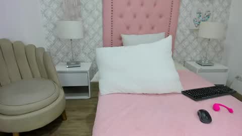 sofia_martinez9 online show from 05-05-26, 07:55