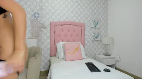 sofia_martinez9 online show from 06-02-26, 07:38